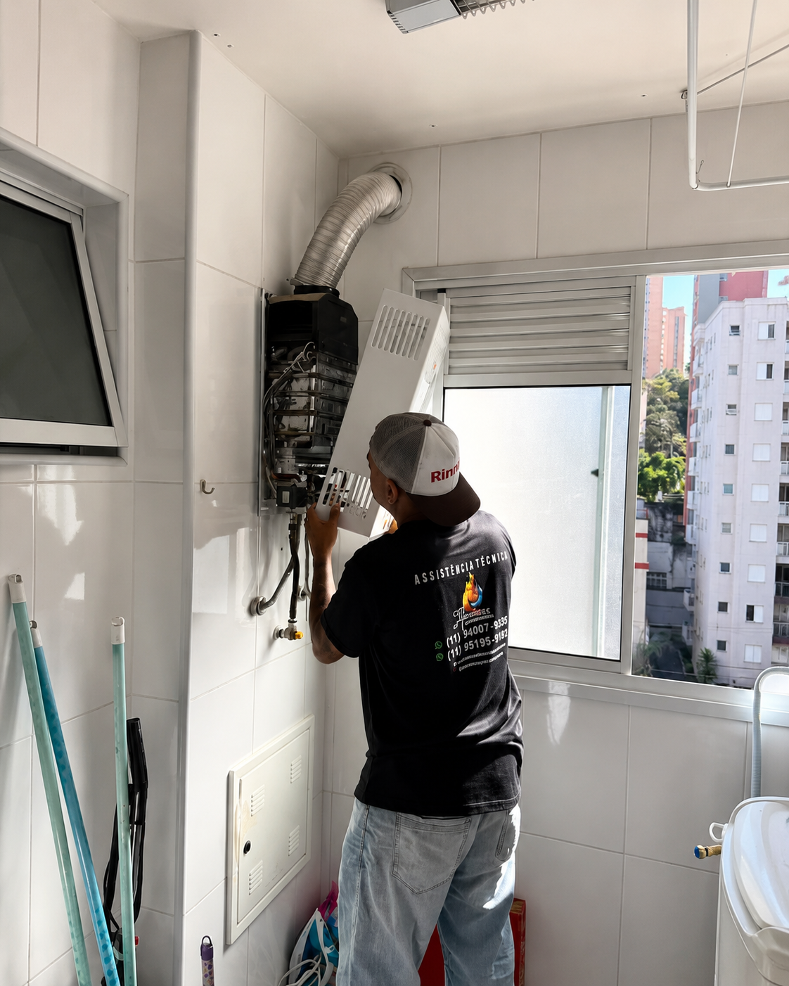 Detalhe de manutenção em queimadores de aquecedor a gás